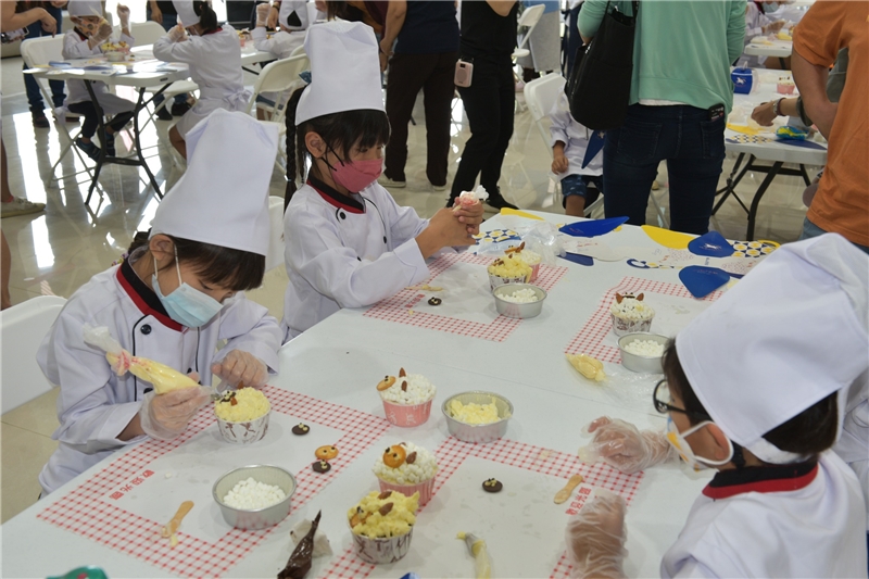 2023/04/23：兒童故事屋特別企劃《小小烘焙家》，變身為小小烘焙師，超專心製作小綿羊蛋糕。